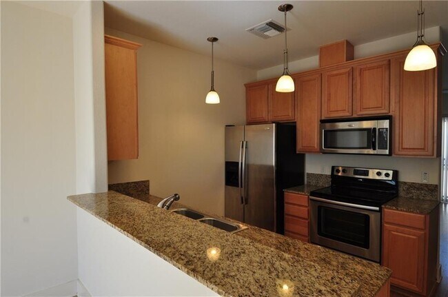 Building Photo - 13420 Lyndhurst St