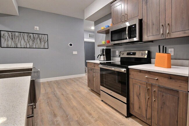 Building Photo - Gorgeous Top Floor Prospector Condo!