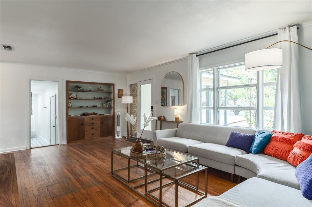 Foto principal - 6004 Woodview Ave