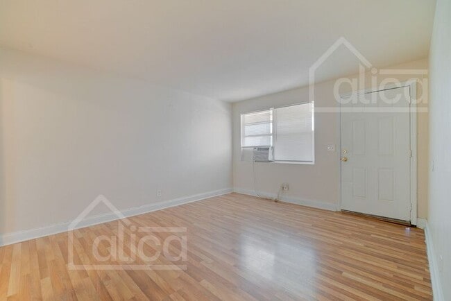 Building Photo - 801 N Sapodilla Ave