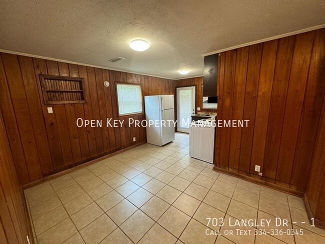 Foto del edificio - 703 Langley Dr