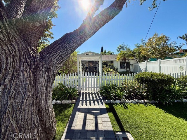 Foto del edificio - 22346 Burbank Blvd
