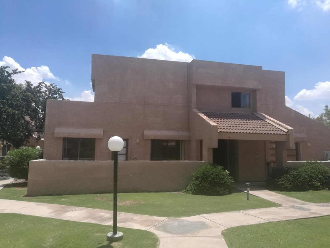 Primary Photo - 10828 N Biltmore Dr