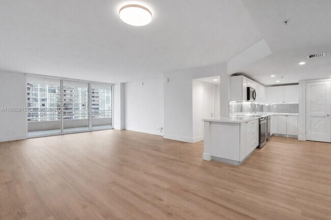 Foto del edificio - 555 NE 34th St