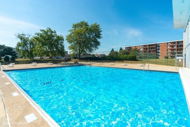 Foto del edificio - 16 E Old Willow Rd