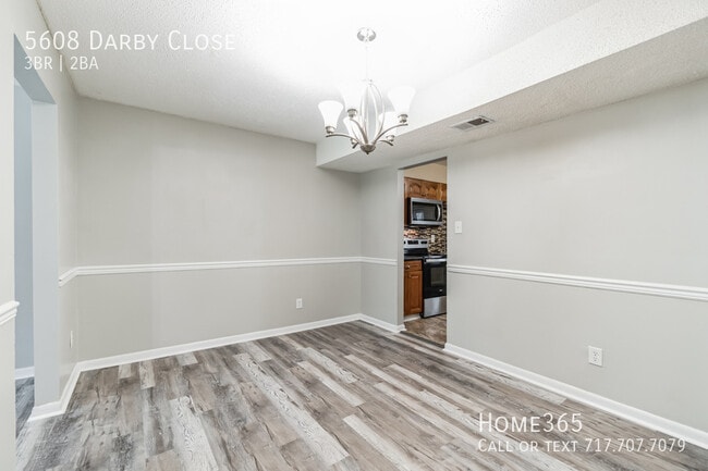 Building Photo - Incredible 3 Bedroom 2 Bedroom Townhouse O...