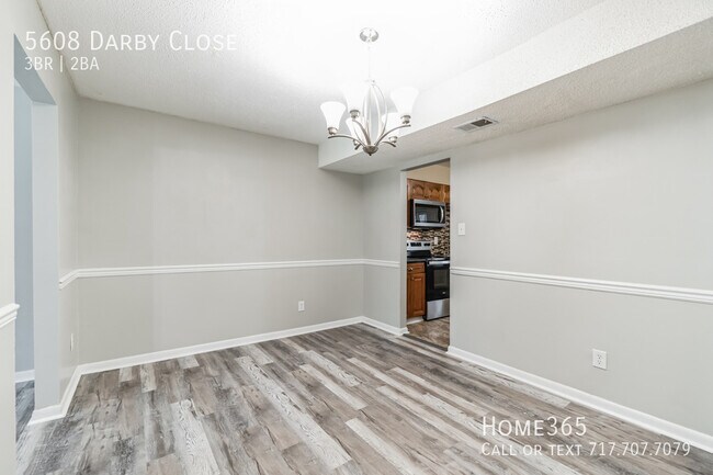 Foto del edificio - Incredible 3 Bedroom 2 Bedroom Townhouse O...