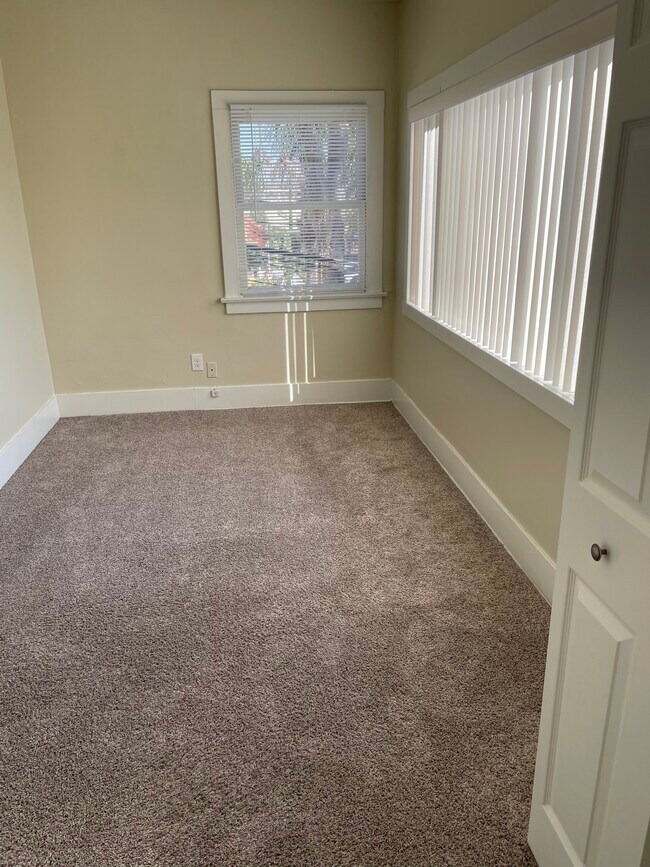 Building Photo - 443 W 11th St