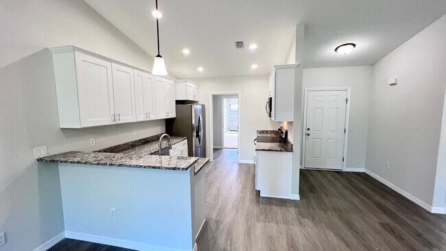 Foto del edificio - BRAND NEW 3 Bed/2 Bath Duplex Gem in Sebri...