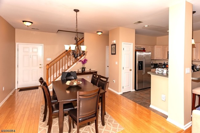 Building Photo - 303 Lilac Dr