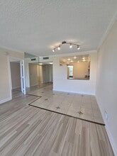 Building Photo - 2900 N Palm Aire Dr