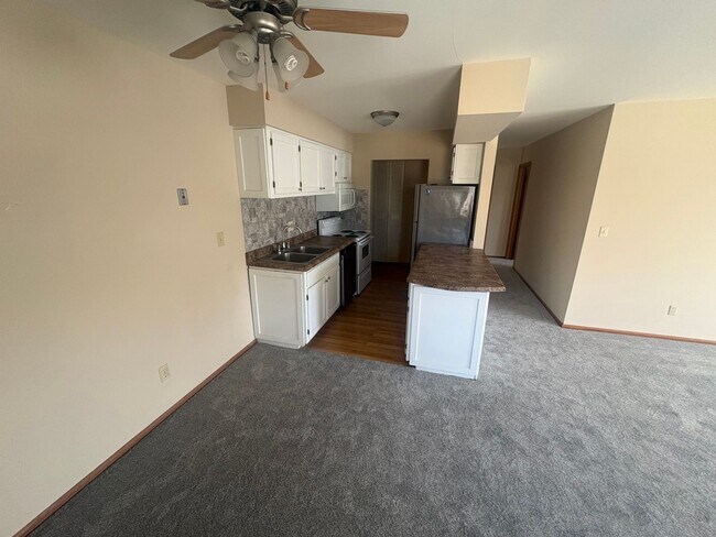 Foto del edificio - Spacious 2BR/1.5BA 2nd Floor Apartment in Brown Deer – Heat & Hot Water Included, Pool & Undergro...