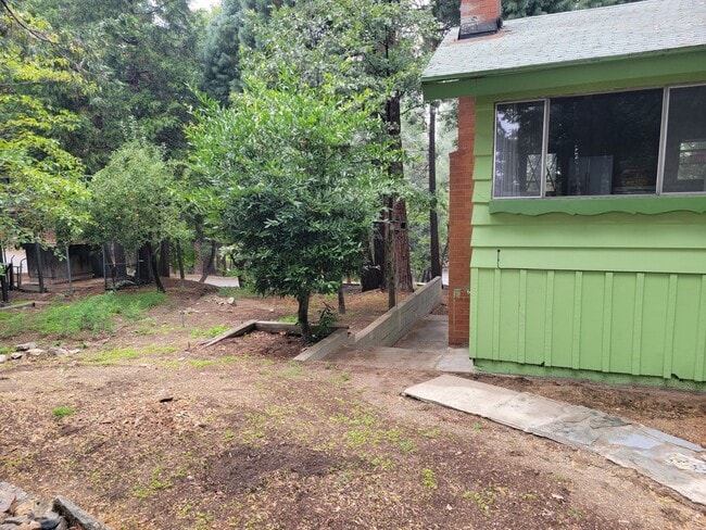Building Photo - Crestline Home