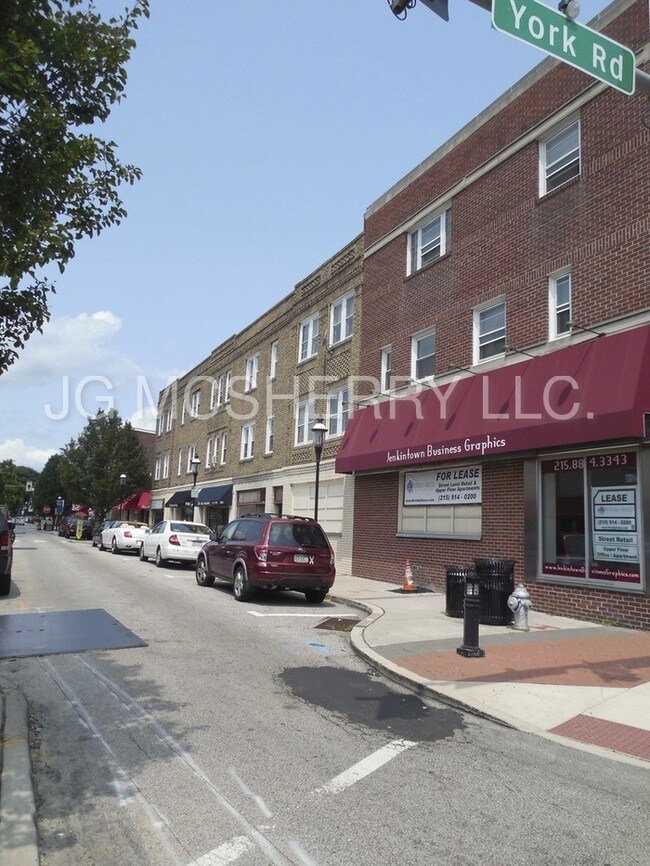 Building Photo - 727 West Ave