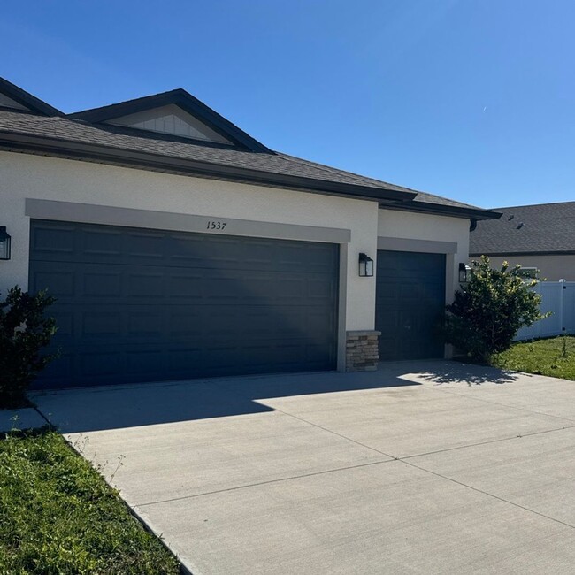 Building Photo - Step Into Sunshine! 4BD/ 2BA Contemporary Elegance in Deltona!