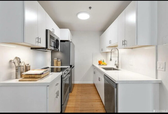 Building Photo - "Chic San Francisco Retreat: Spacious 1-Be...