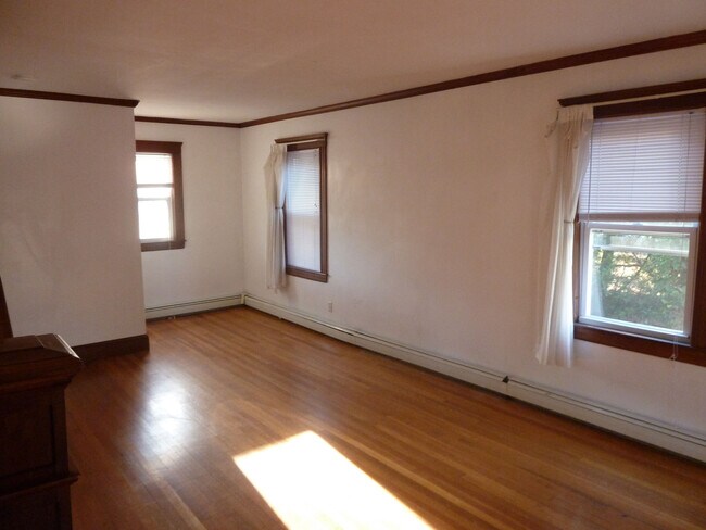 Building Photo - 16 Iroquois Rd