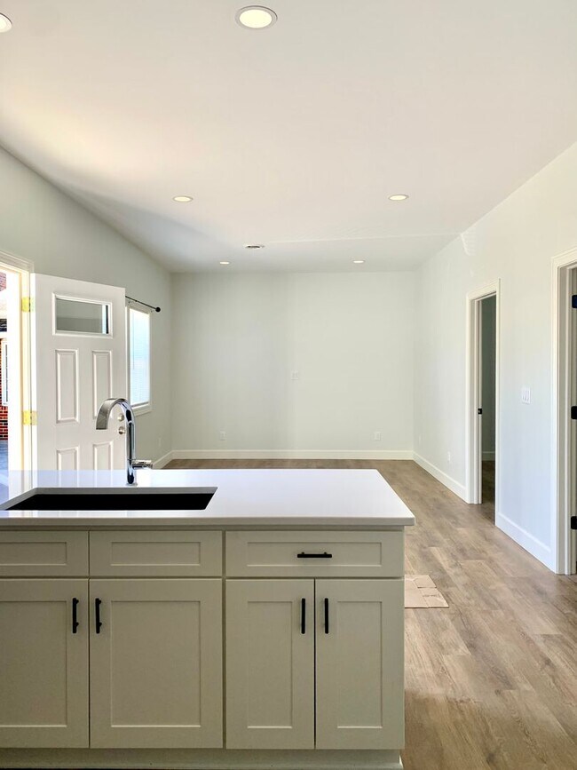 Foto del edificio - Newly Constructed Two bedroom Unit