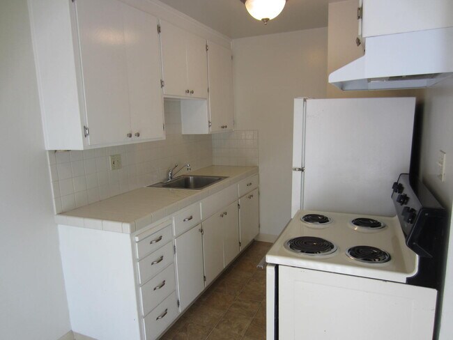 Building Photo - 402 Redwood Ave