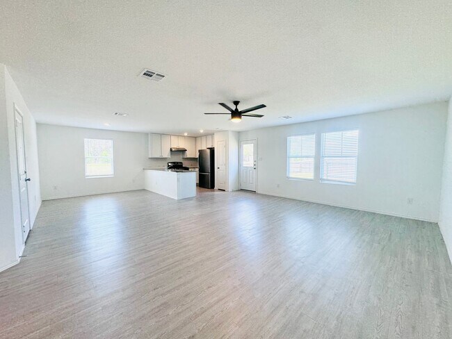 Building Photo - 4bd 2.5 ba in New Braunfels