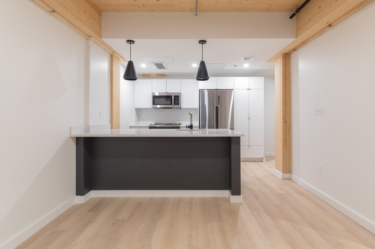 Primary Photo - 11 E Lenox St