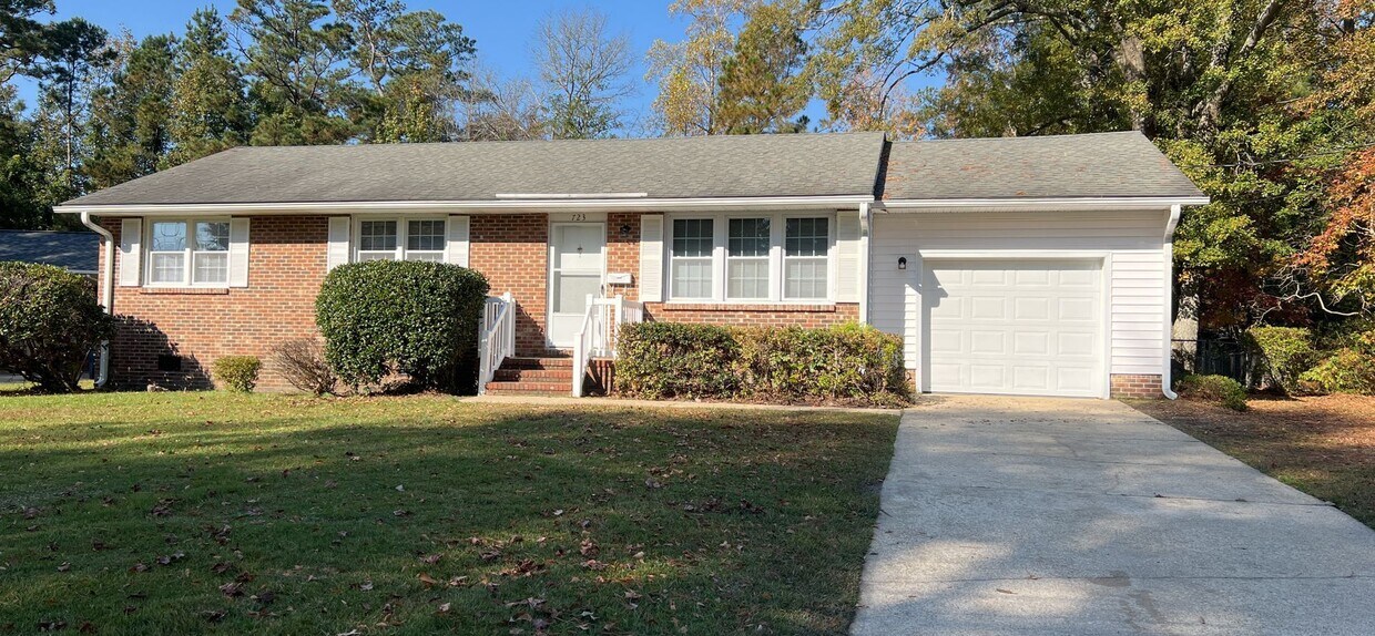 Foto principal - 3 Bedroom 2 Bath Home