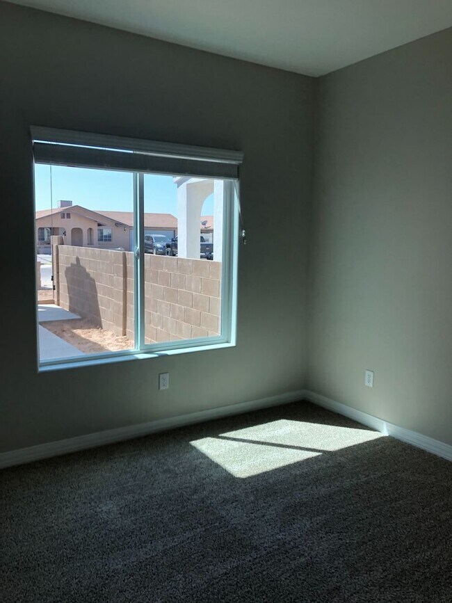 Building Photo - Spacious Townhouse with High End Finishes ...