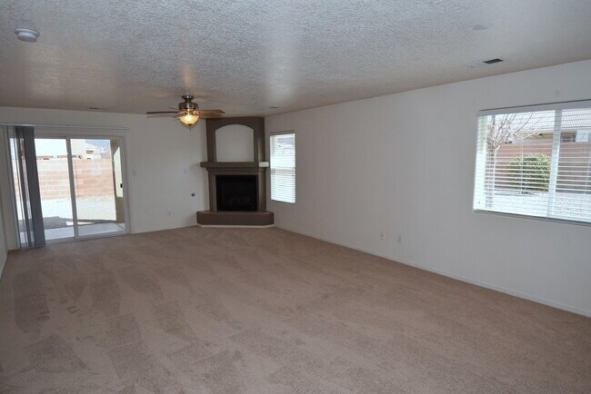 Foto del edificio - Amazing 3 Bedroom Home Near KAFB!