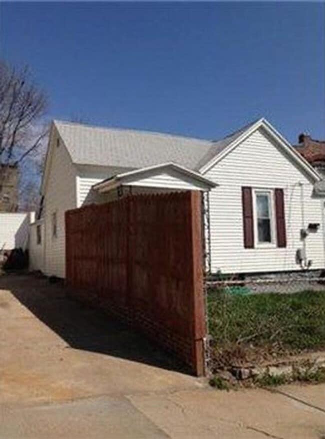 Building Photo - 107 Monroe Ave