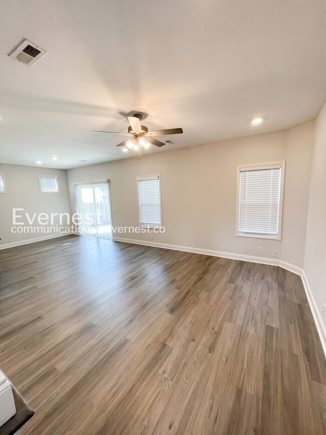 Building Photo - 215 King Rd