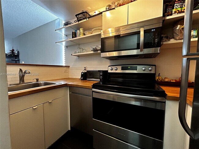 Foto del edificio - 7801 NE 4th Ct