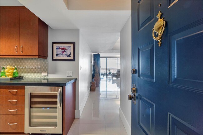 Building Photo - 2901 S Bayshore Dr