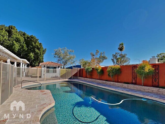 Building Photo - 7043 E Hearn Rd