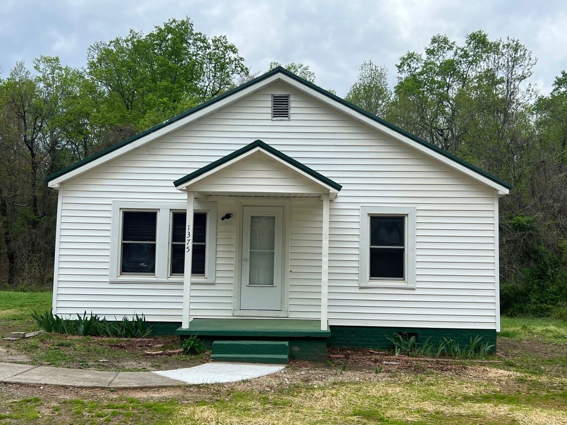 Primary Photo - Charming Cottage Style 2 Bed/ 1 Bath Home ...