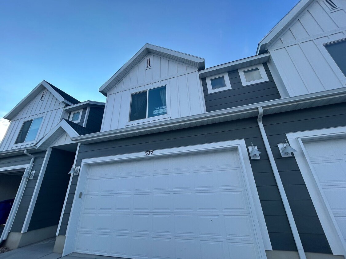 Primary Photo - 3 Bedroom 3 Bathroom Townhouse in Saratoga Springs!