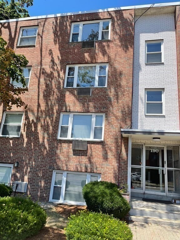 Building Photo - 190 Mt Auburn St