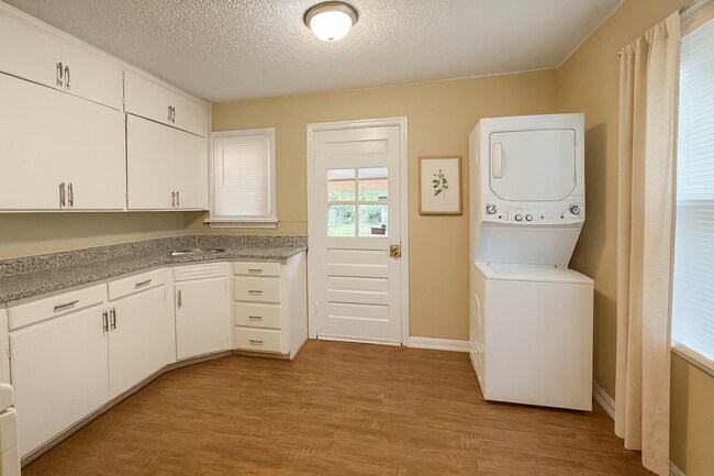 Foto del edificio - 517 E Rickenbacker Dr