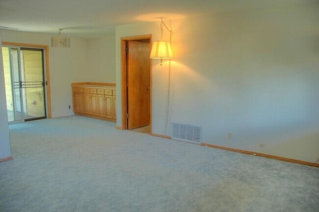 Foto del edificio - Spacious Renton Rambler w/ a HUGE Backyard!