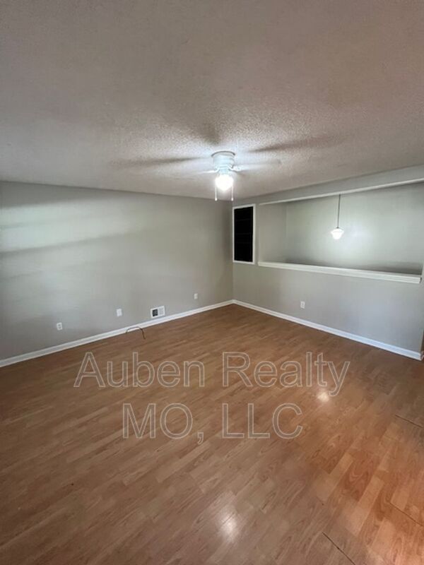 Building Photo - 1709 SW Skyline Dr