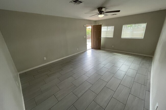 Building Photo - 2204 W Campbell Ave Unit 1