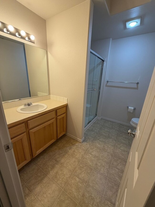 Building Photo - New carpet + Paint! 2 bed|2.5 bath + bonus room townhome