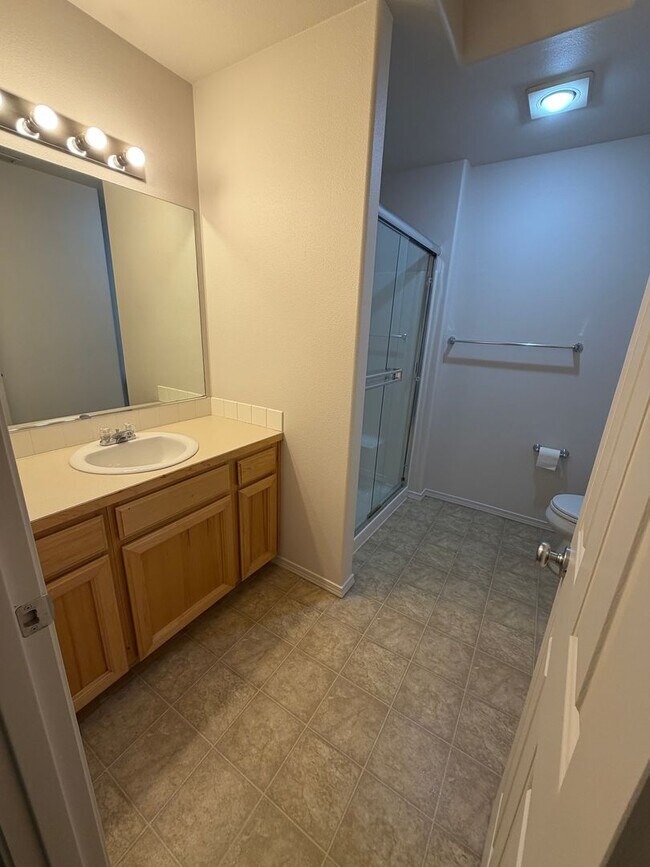 Foto del edificio - New carpet + Paint! 2 bed|2.5 bath + bonus room townhome