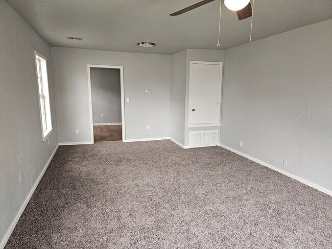 Foto del edificio - Remodeled 1 bedroom 1 bath  50% off first ...