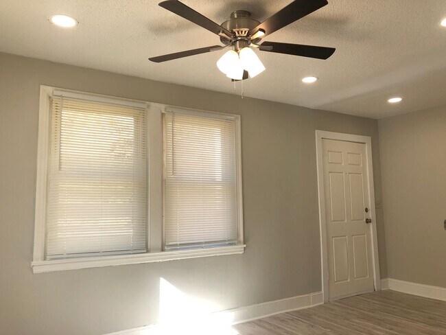 Foto del edificio - MOVE-IN READY!