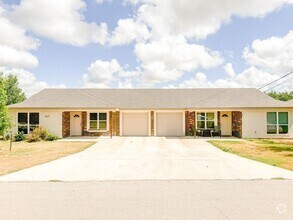 Building Photo - 1617 Pontotoc Trce