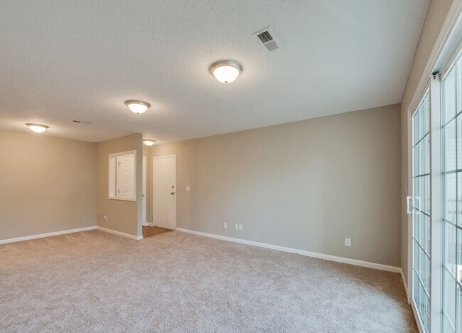 Building Photo - Great 2nd floor condo in Quail Run!