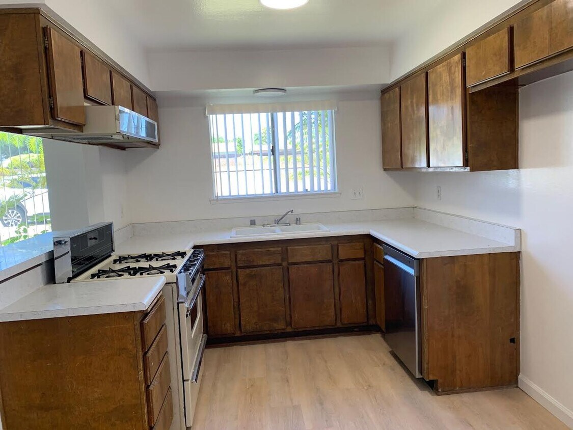 Foto principal - 8828 N Bank Dr