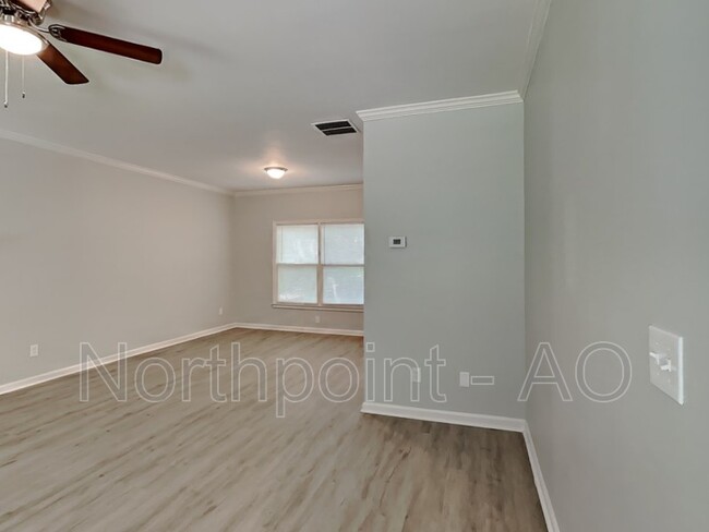 Building Photo - 943 Custer Ave SE