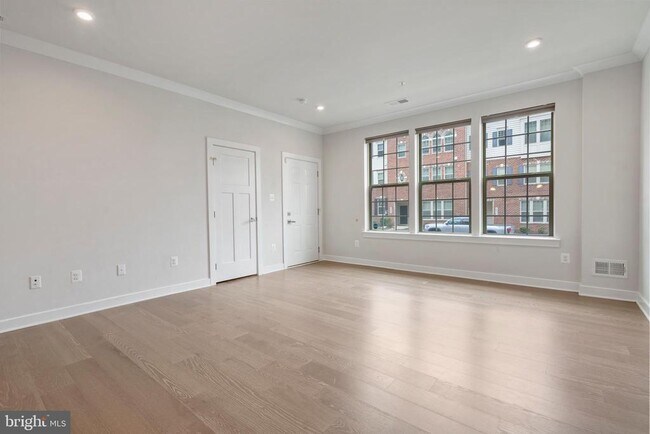 Building Photo - 5936 Etterbeek St