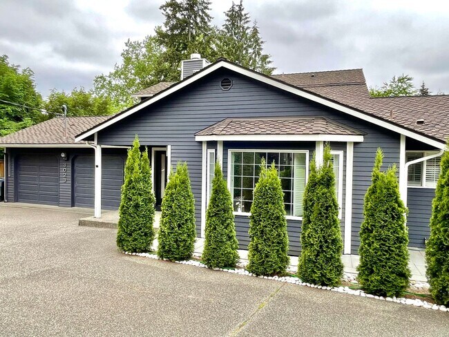 Building Photo - Luxury Single Family Home For Rent in Clyd...